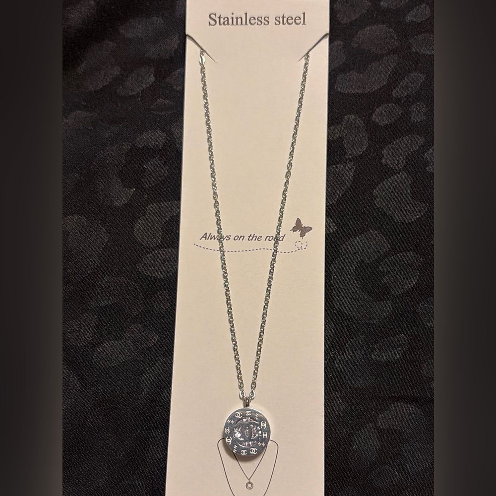Elegant Silver Pendant Necklace